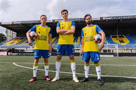 nieuwe collectie voetbaloutfits van adidas|Adidas football shirt.